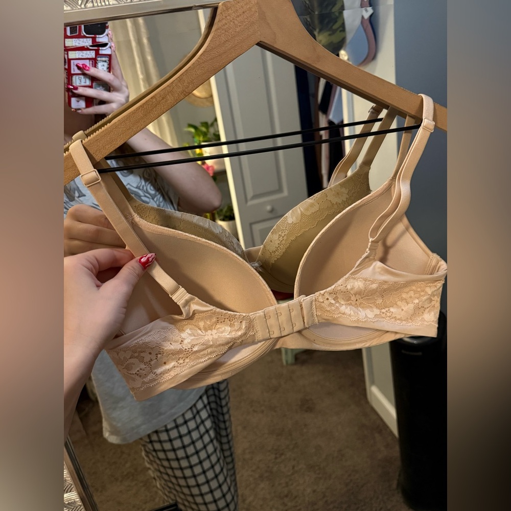 Victoria’s Secret Wireless Lace Trimmed Cream/Tan Bra - Picture 3 of 5